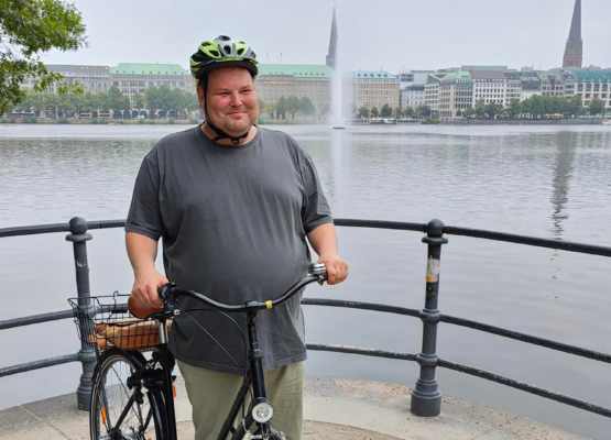 Syksyllä 2022 Tampere-talon henkilökuntayhdistys teki opintomatkan Hampuriin. Reissuohjelmaan kuulunut kaupunkikierros innosti Sakarinkin hyppäämään polkupyörän päälle ensimmäistä kertaa yli kymmeneen vuoteen.