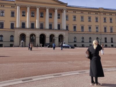 Puheenjohtaja Anna Suominen kuninkaanlinnan edessä Oslossa 2024.