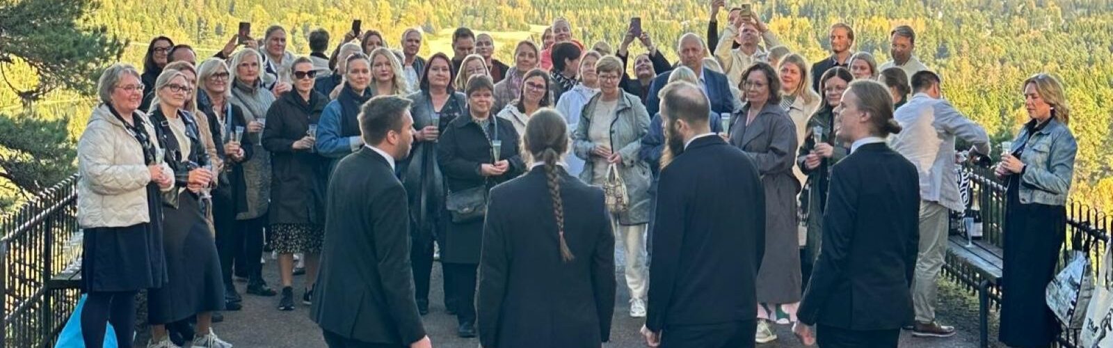 Vanajan Mieskuoro esiintyy Aulagolla.